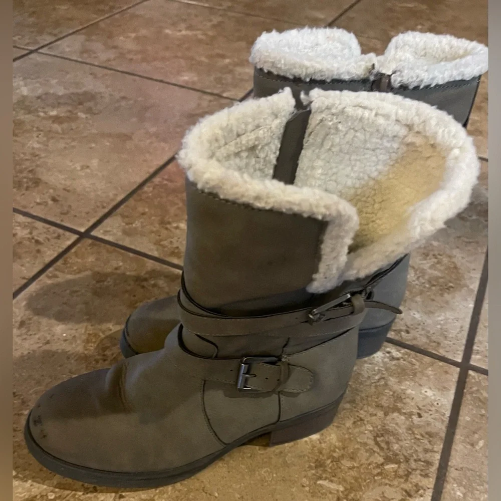 Girls Justice Boots barely worn, very sturdy, and warm size Y5